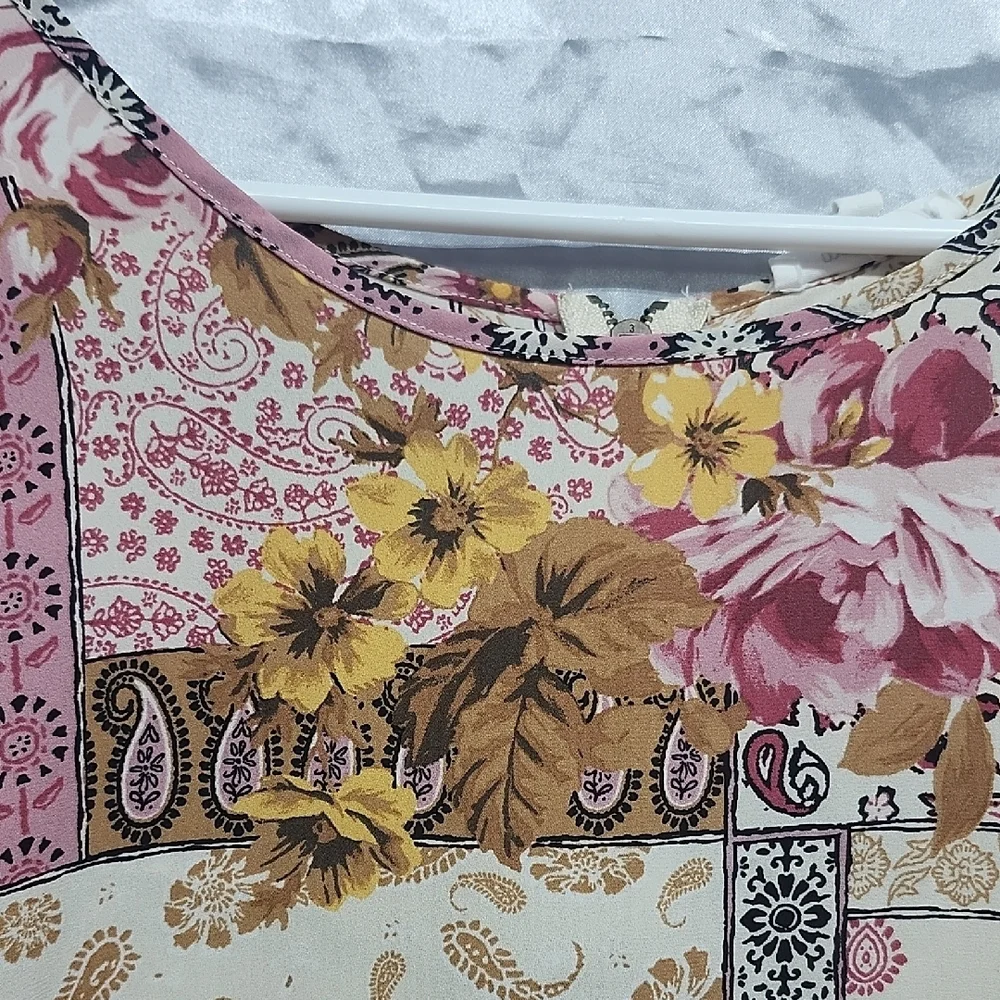 Maurices Floral Blouse Short Sleeve Zippered Pleated Back Womens 2X - Picture 2 of 8